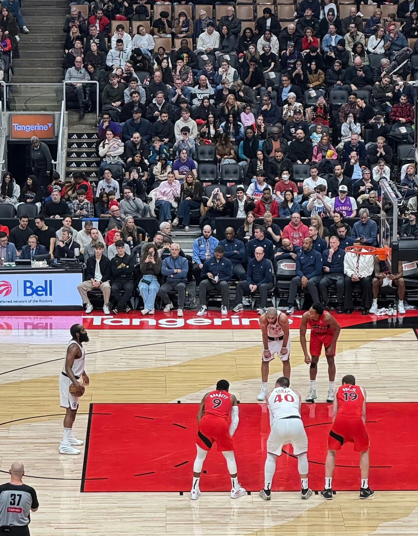 九游游戏中心-哈登重返赛场，大比分获胜首场状态出色，塞尔维亚队观众沸腾！的简单介绍